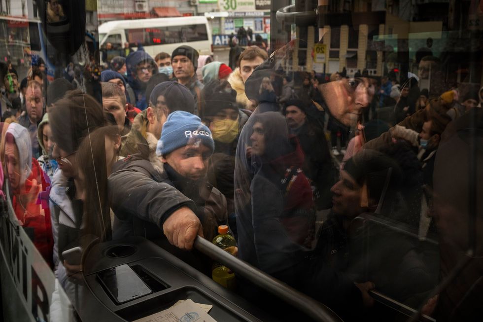 Op deze en de volgende foto is te zien hoe mensen donderdag in Kiev proberen in bussen en treinen te stappen nadat Rusland een grootschalige aanval op Oekrane had uitgevoerd waarbij steden en bases werden aangevallen met luchtaanvallen of beschietingen