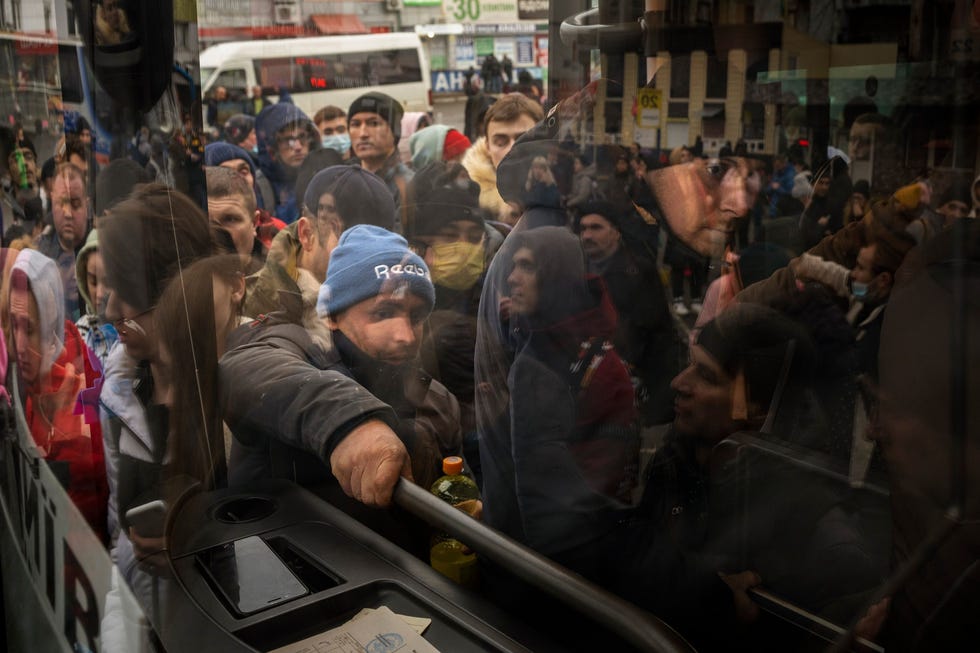 Ukraine Tensions Op deze en de volgende foto is te zien hoe mensen donderdag in Kiev proberen in bussen en treinen te stappen nadat Rusland een grootschalige aanval op Oekrane had uitgevoerd waarbij steden en bases werden aangevallen met luchtaanvallen of beschietingen