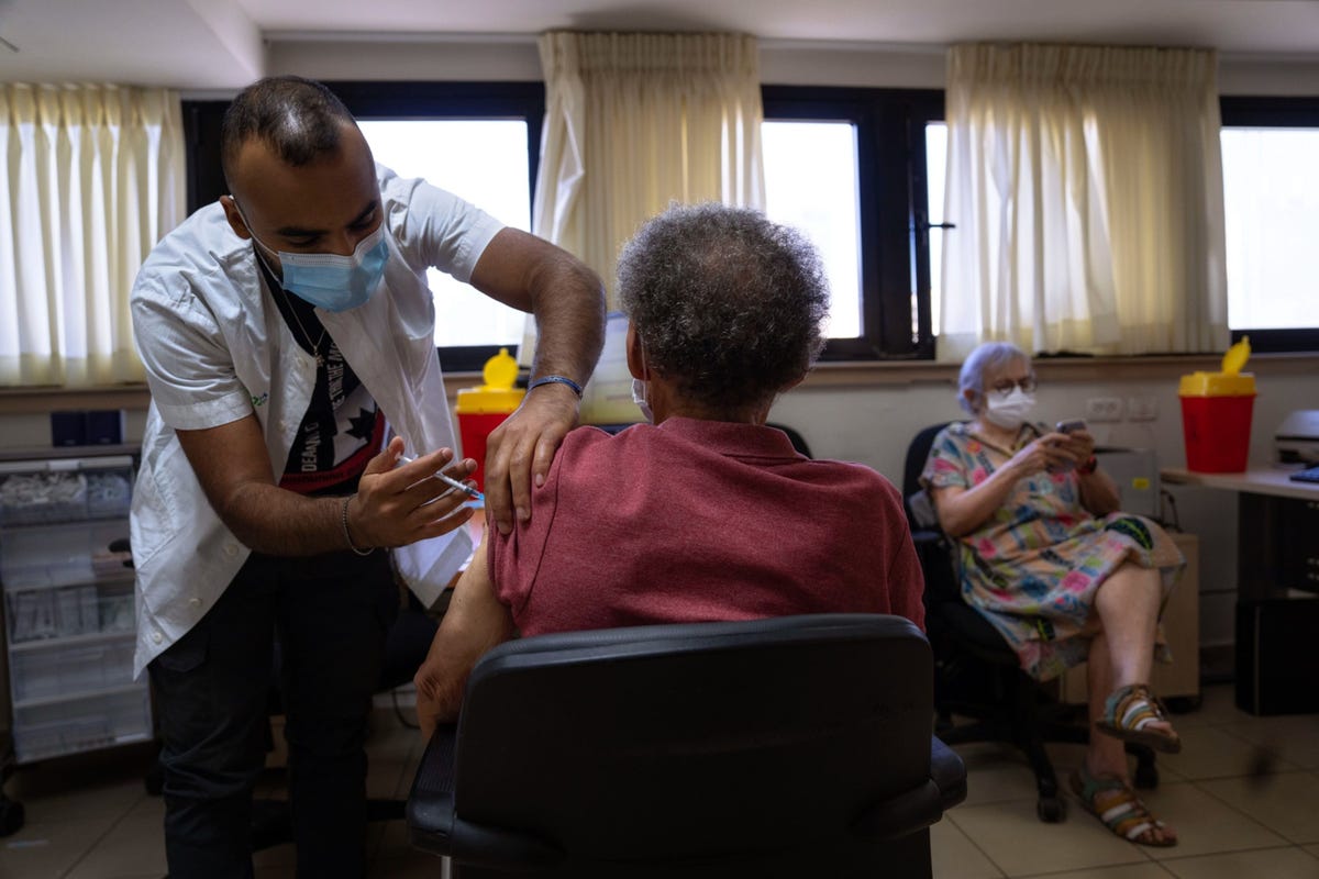 Op 22 september 2022 krijgt een man in de Isralische stad Tel Aviv zijn vijfde coronavaccin met PfizerBioNTech Deskundigen adviseren mensen boven de 65 en mensen in risicogroepen om de extra prik te halen Deze is vooral gericht tegen de omikronvariant van het coronavirus die de meeste ziektegevallen in het land veroorzaakt