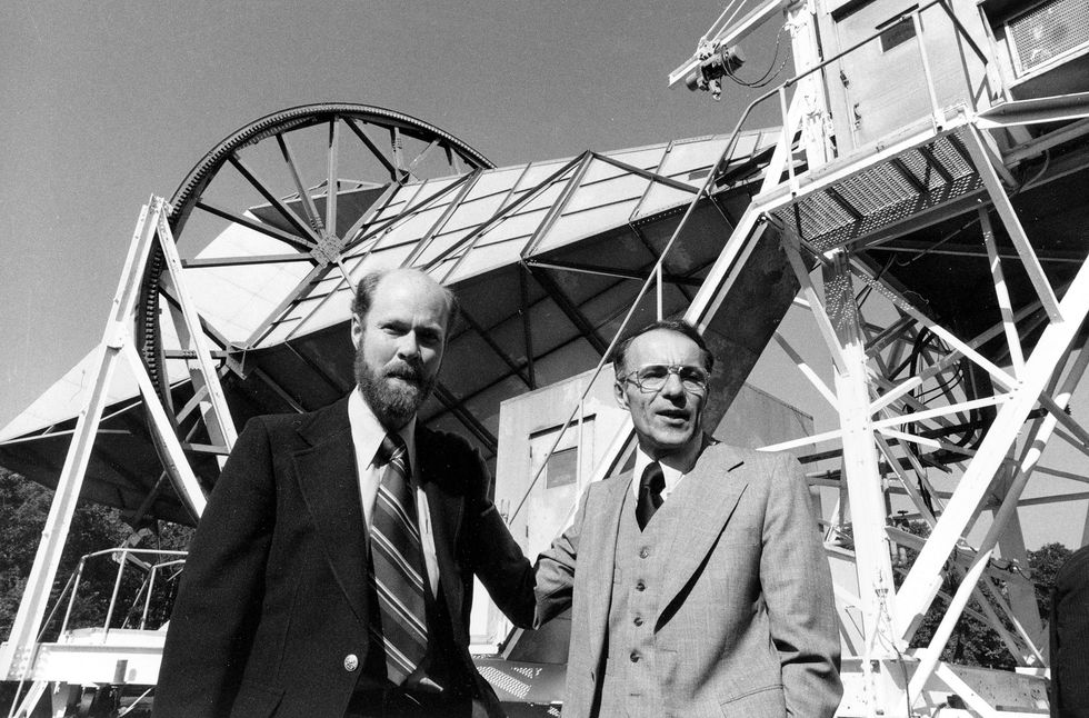 Op deze foto uit 1978 staan Arno Penzias rechts en Robert Wilson voor de Holmdel Horn Antenna In dat jaar wonnen de twee radioastronomen de Nobelprijs voor de natuurkunde