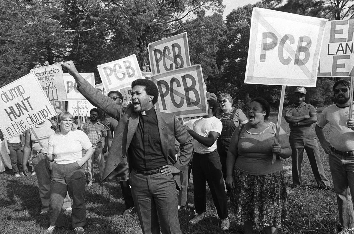Tijdens een protestdemonstratie in september 1982 tegen de opslag van met pcbs verontreinigde grond in Warren County in de buurt van Afton North Carolina heft dominee Ben Chavis rechts zijn vuist terwijl mededemonstranten naar het politiebureau worden afgevoerd