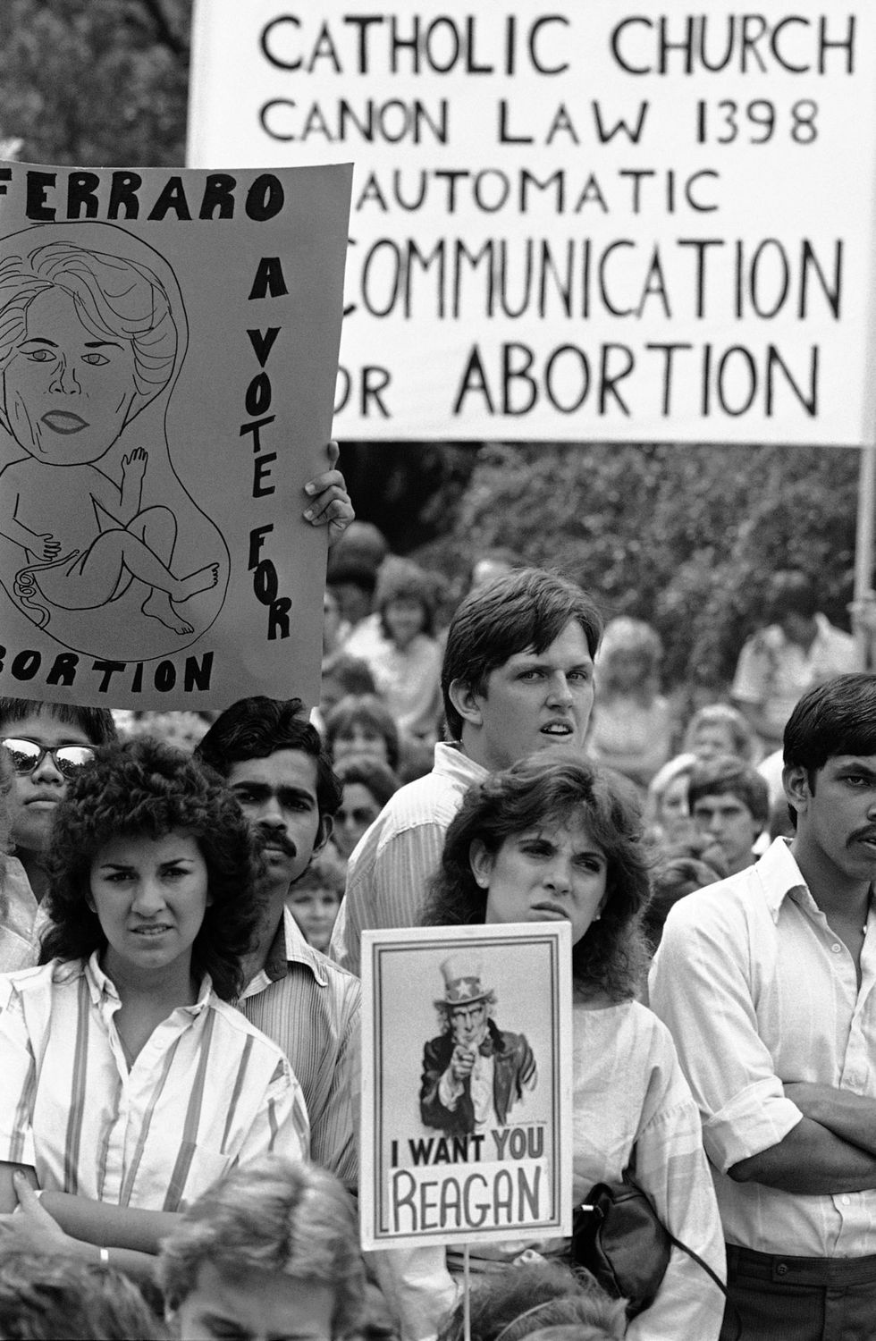 Tijdens een campagnebijeenkomst op de campus van de University of Texas in Arlington op 20 september 1984 demonstreren activisten tegen de Democratische kandidate voor het vicepresidentschap Geraldine Ferraro Ferraros standpunt tgen abortus was tijdens de campagne zeer controversieel
