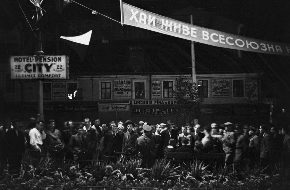 Iemand spreekt tijdens de dagen van hereniging in november 1939 een menigte toe in Tsjernivtsi een stad in het westen van Oekrane Slechts enkele weken daarvoor waren Duitse en Sovjettroepen Polen binnengevallen waardoor het westen van Oekrane dat daarvoor onder Poolse heerschappij stond deel ging uitmaken van de Oekraense sovjetrepubliek