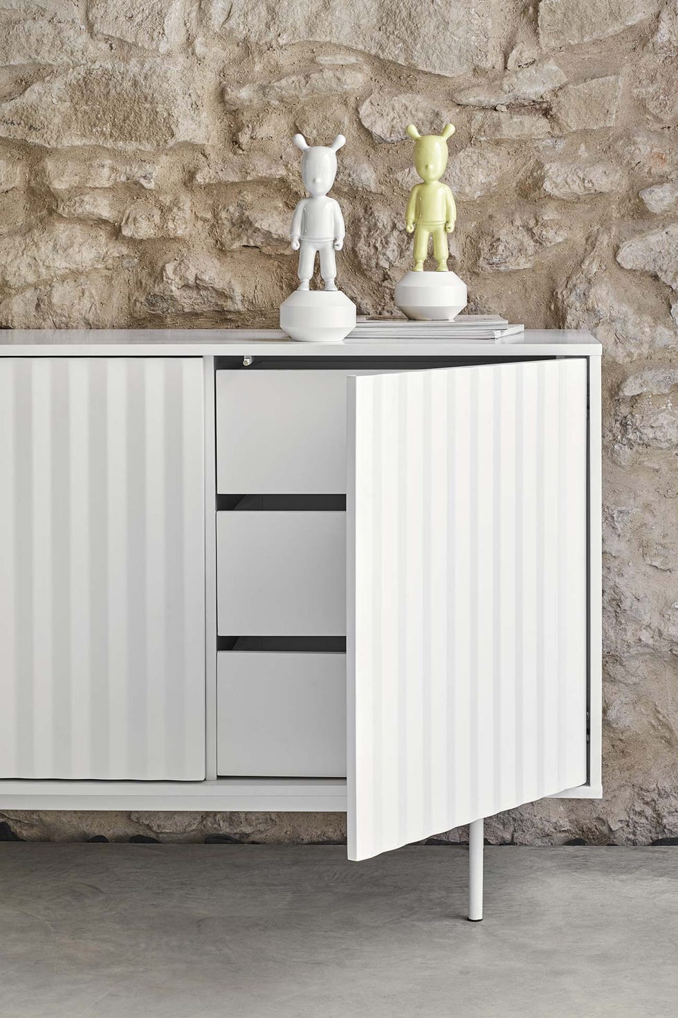 aparador blanco a rayas con puertas
