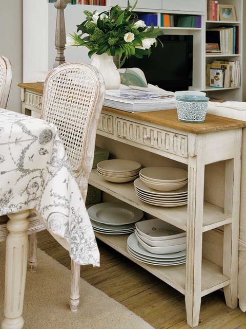 salón comedor rectangular con estilo romántico