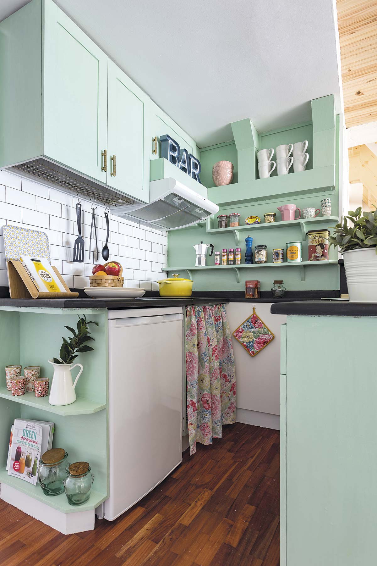 apartamento pequeño cocina en verde menta