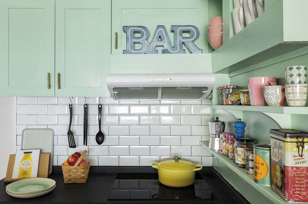 Apartamento pequeño: Cocina con azulejos metro