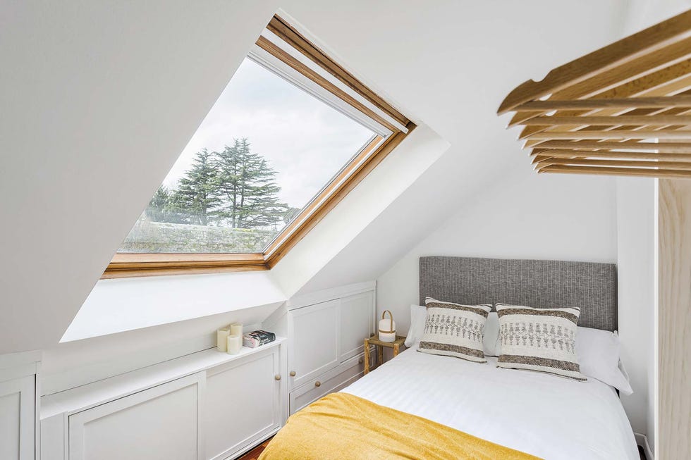 Apartamento pequeño: Dormitorio abuhardillado