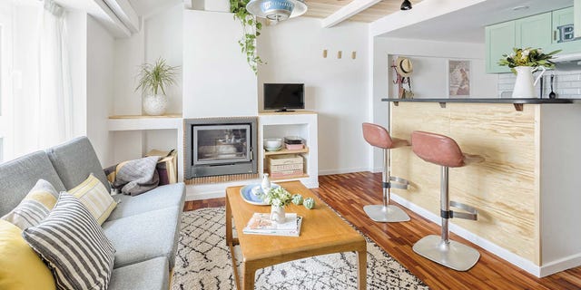 Apartamento pequeño con altillo: Salón con barra de cocina Apartamento pequeño con altillo: Salón con barra de cocina