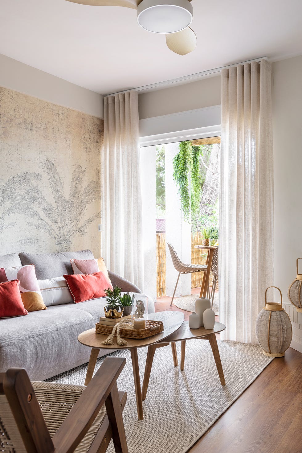 salón con terraza y sofá moderno gris