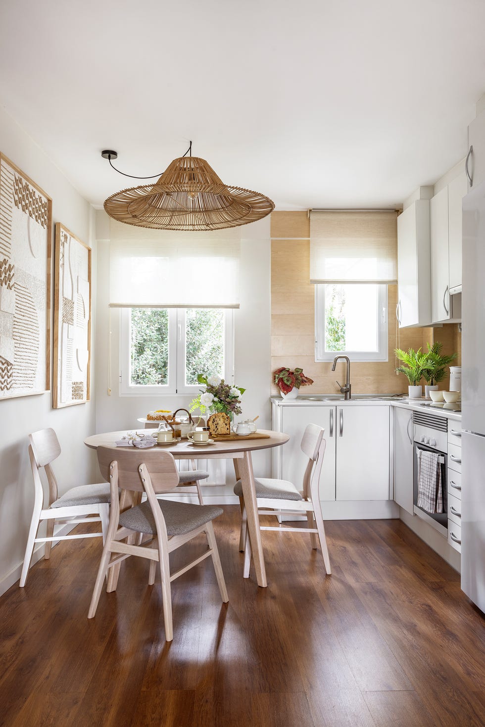 cocina blanca con comedor de madera