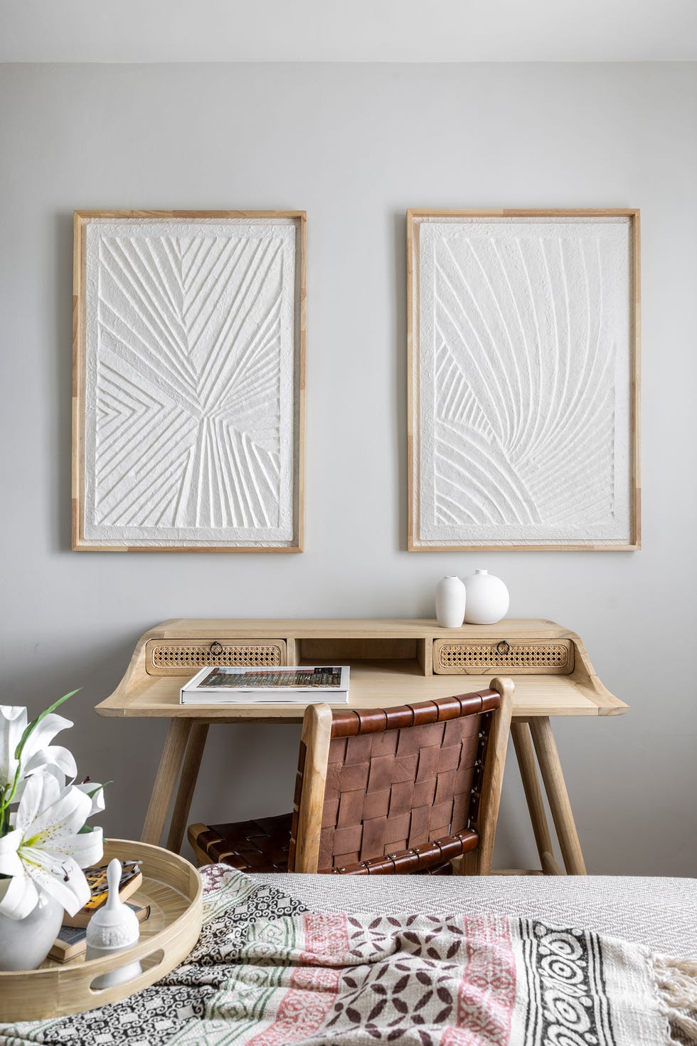 escritorio de madera, silla y cuadros en la pared