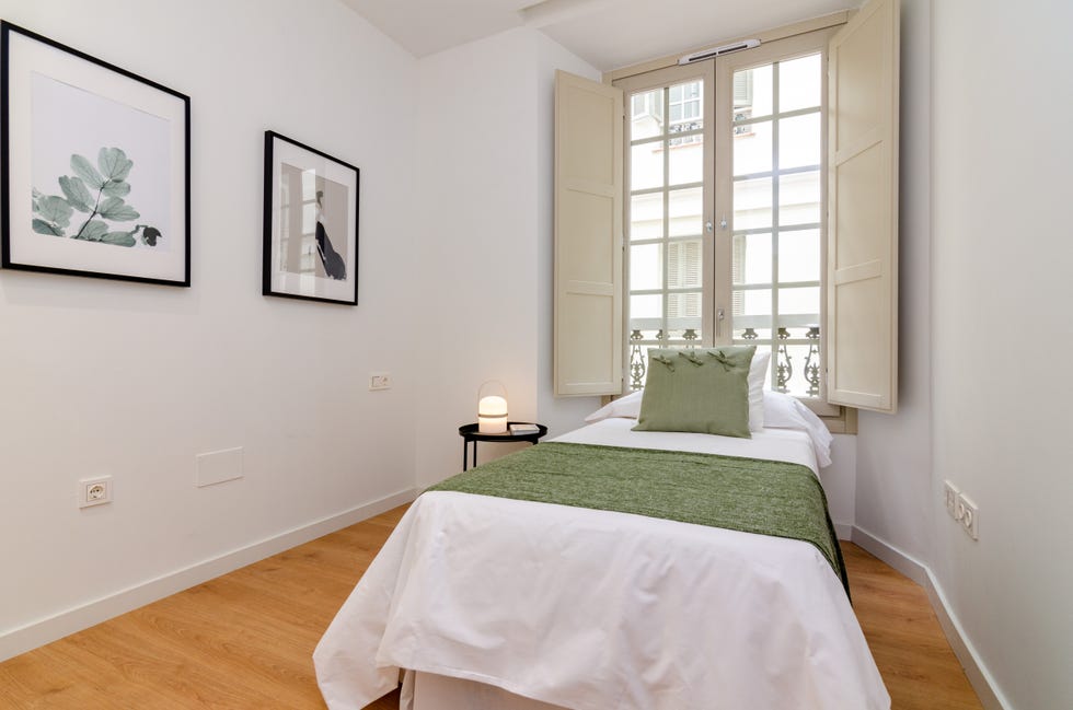 habitación decorada en blanco y verde con estilo minimalista