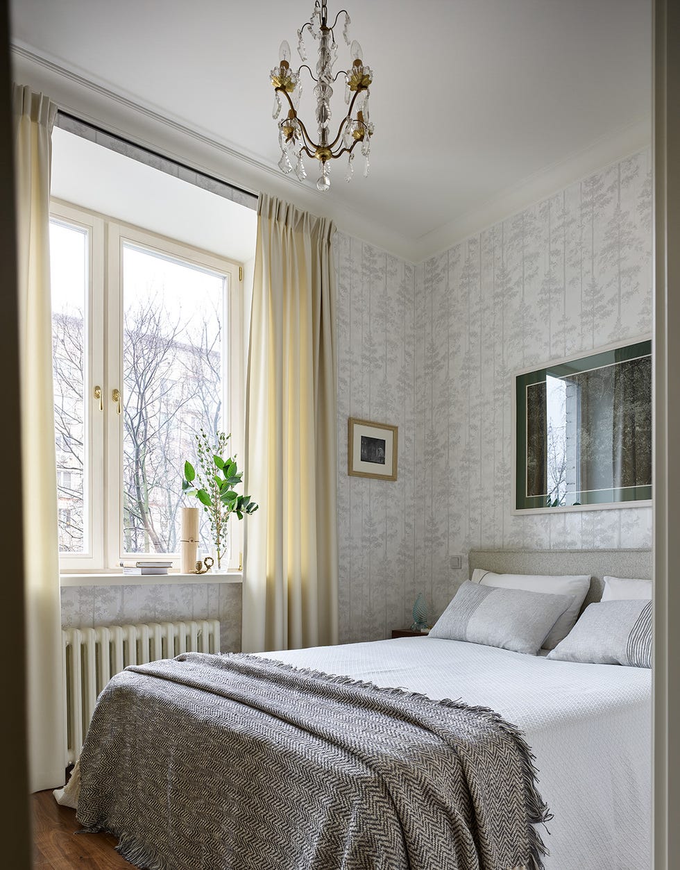 dormitorio de estilo clásico con papel pintado floral