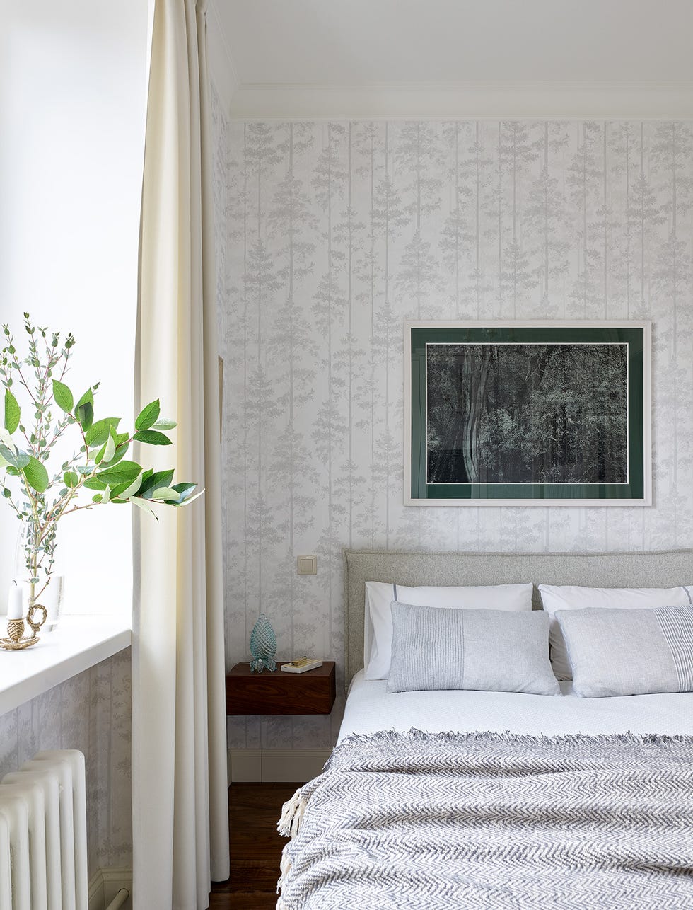 dormitorio de estilo clásico con papel pintado floral
