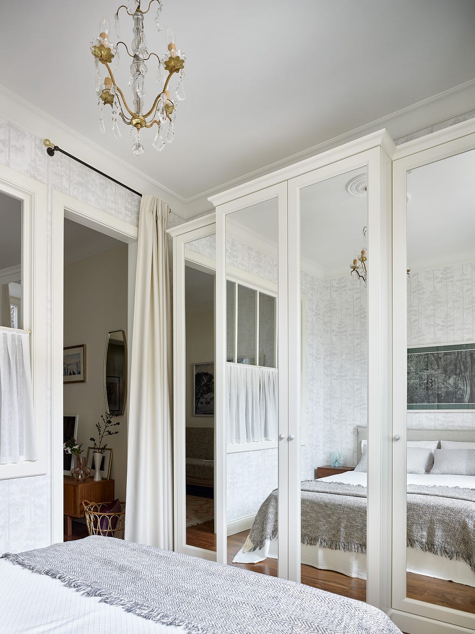 dormitorio de estilo clásico con papel pintado floral