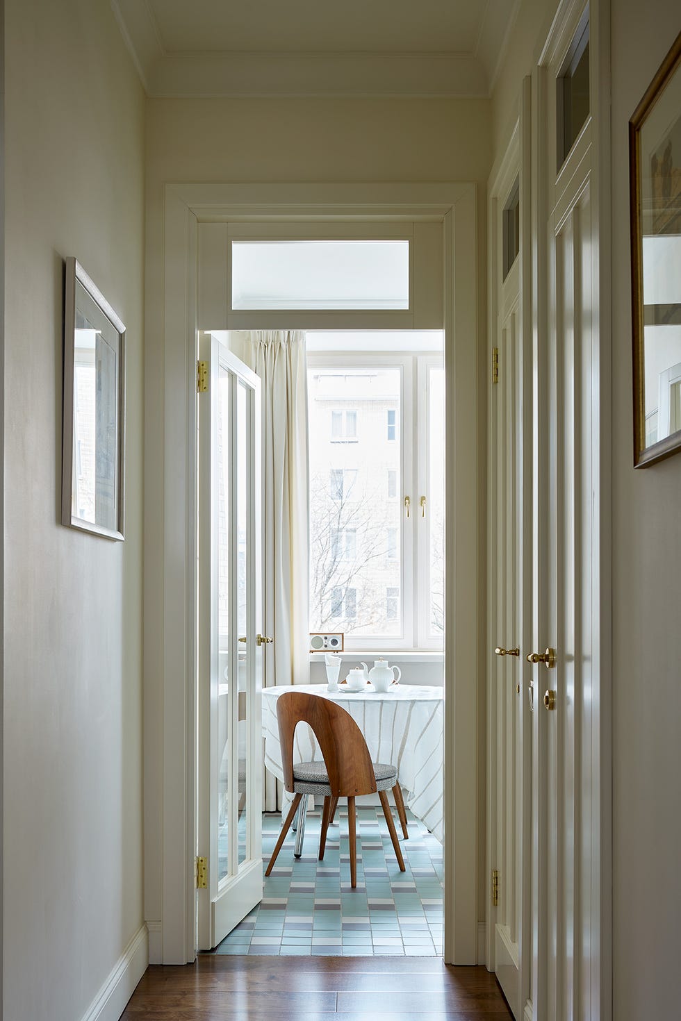 cocina de estilo retro con office