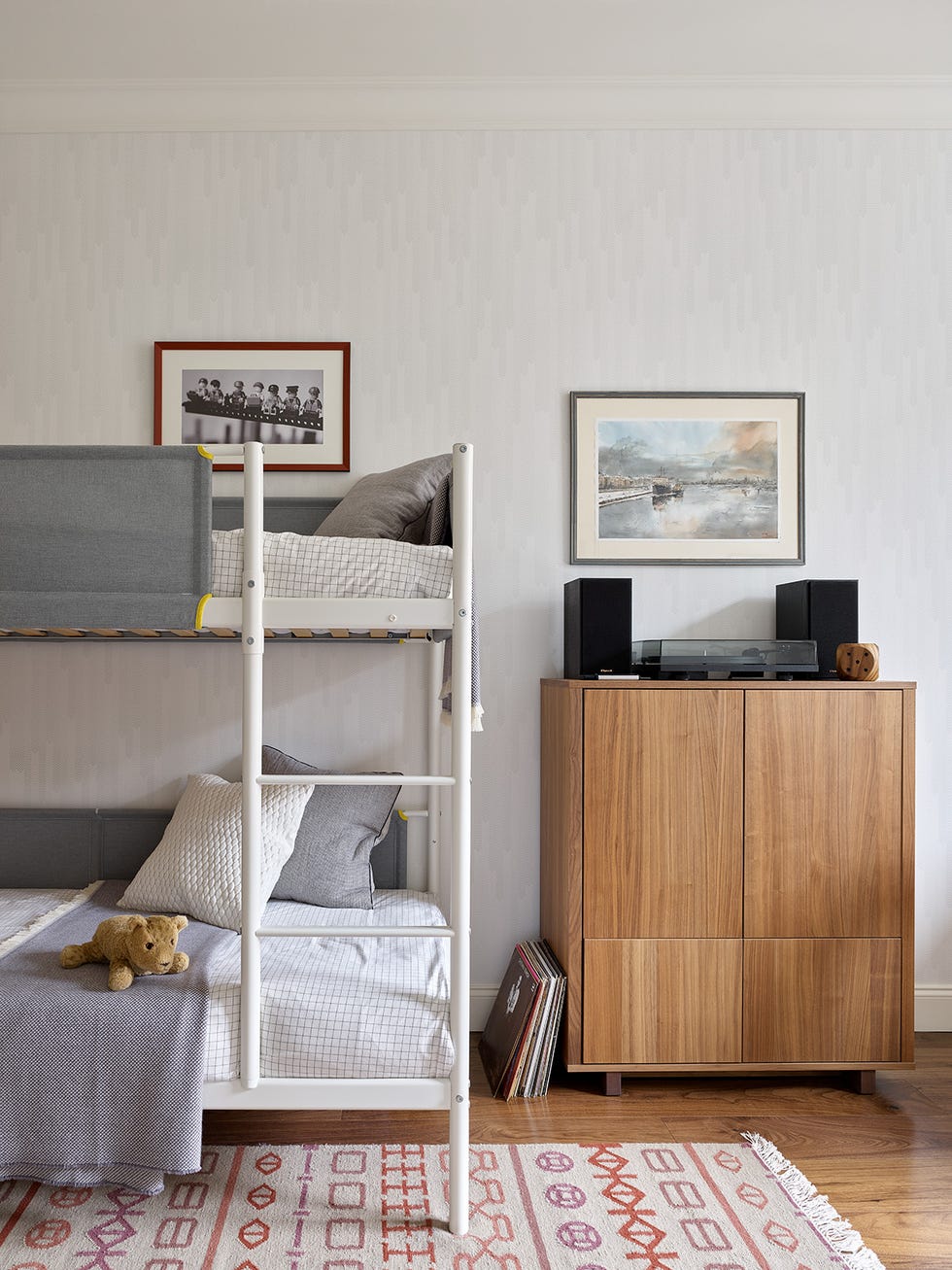 habitación infantil con literas decorada en tonos neutros