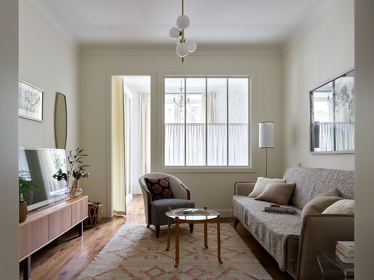 Un piso de arquitectura clásica decorado con muebles vintage