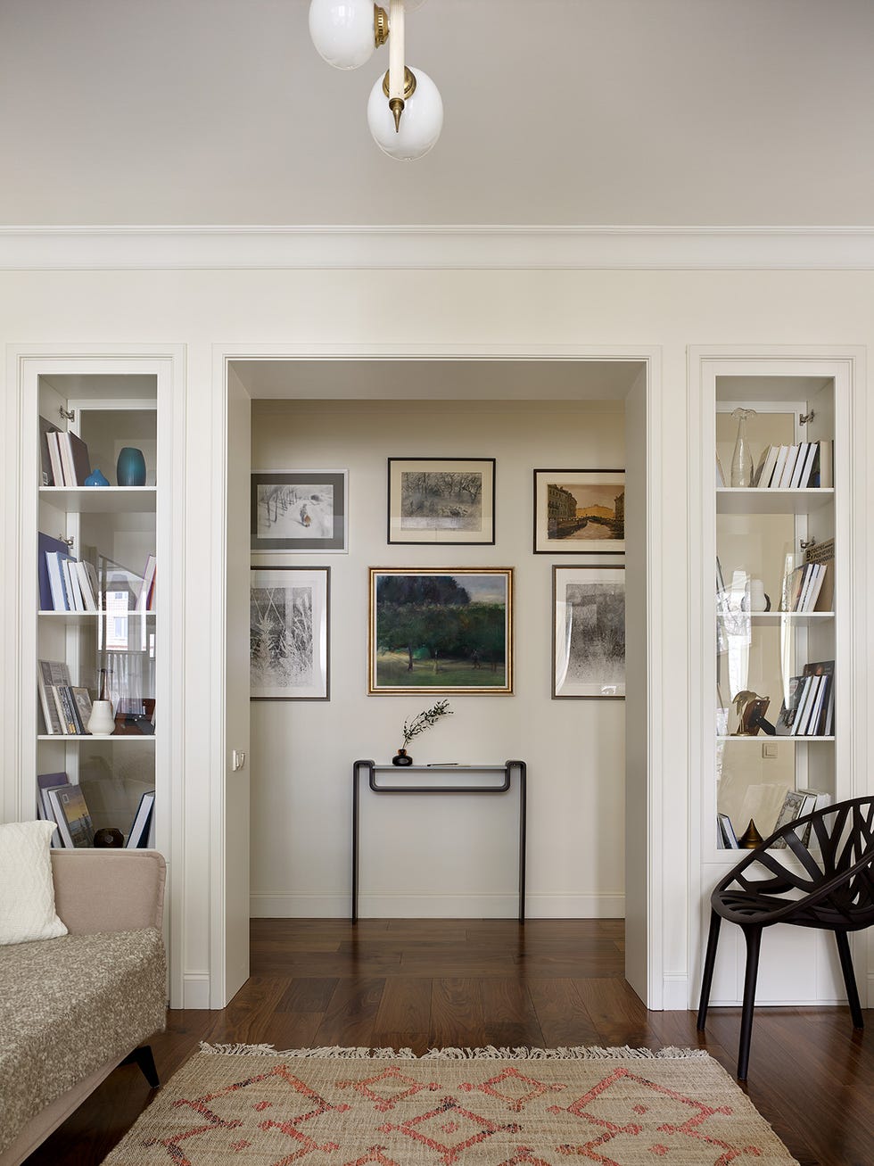 salón de estilo clásico decorado con cuadros