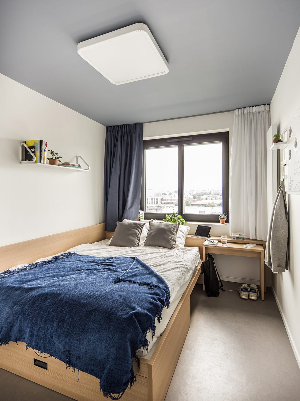 Dormitorio con cama y escritorio de madera