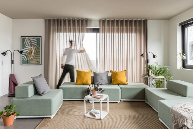 Salón con sofá modular de color verde empolvado