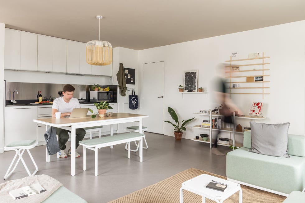 Salón-comedor-cocina de estilo moderno decorado en blanco y verde empolvado