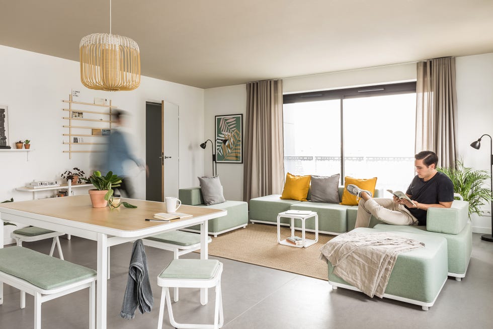 Salón con sofá modular abierto al comedor