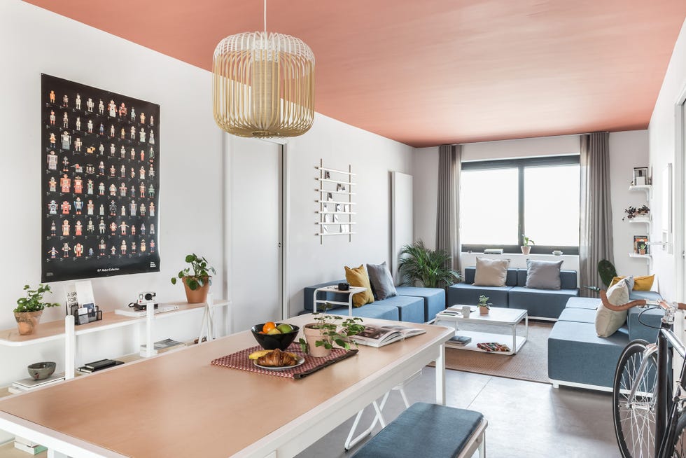 salón con sofá modular abierto al comedor
