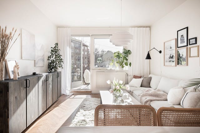 salón con terraza de estilo nórdico decorado en blanco