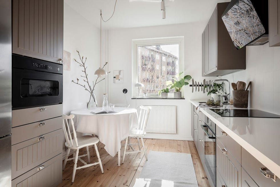 cocina de estilo nórdico con office y armarios en color gris
