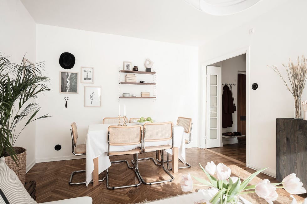 salón comedor de estilo nórdico decorado en blanco