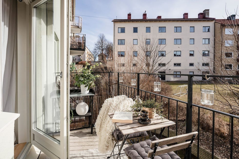 terraza de estilo nórdico con mesa y sillas plegables