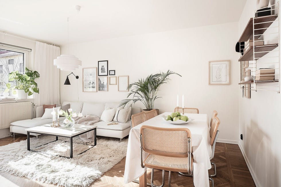 salón comedor de estilo nórdico decorado en blanco