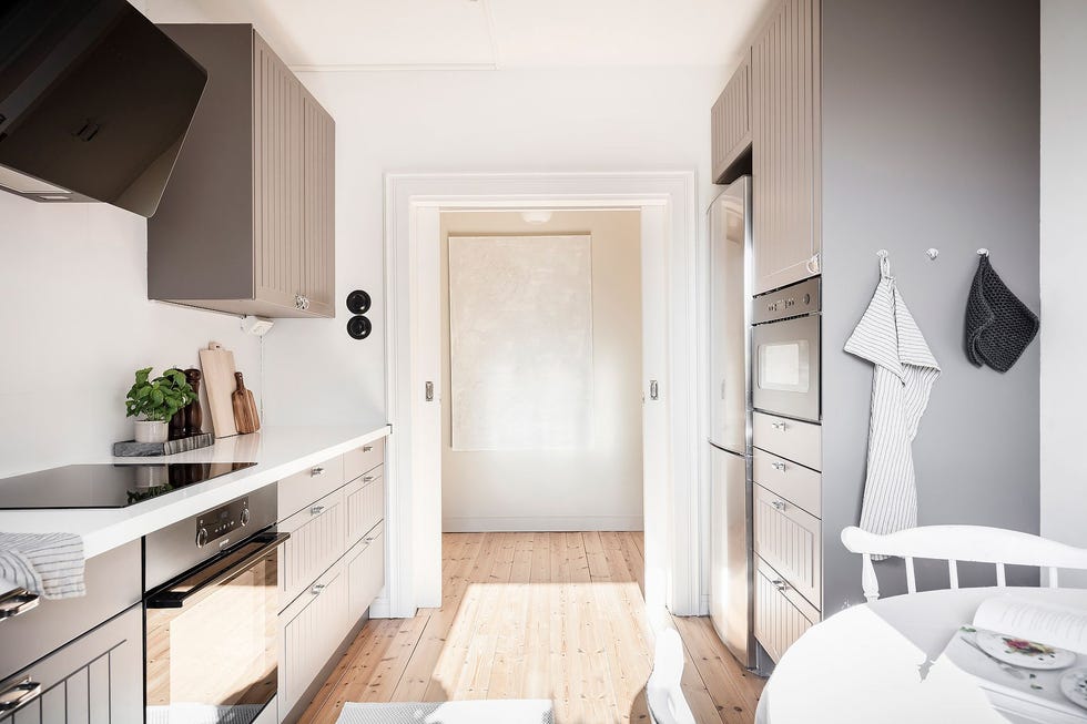 cocina de estilo nórdico con office y armarios en color gris