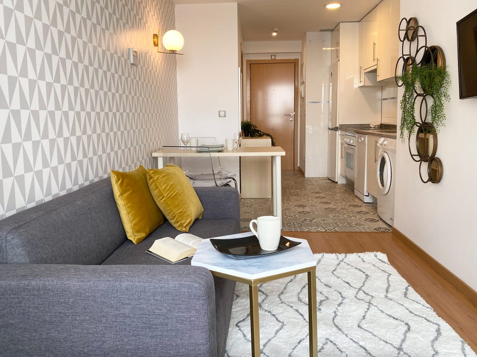 salón integrado en la cocina decorado con estilo moderno en tonos neutros