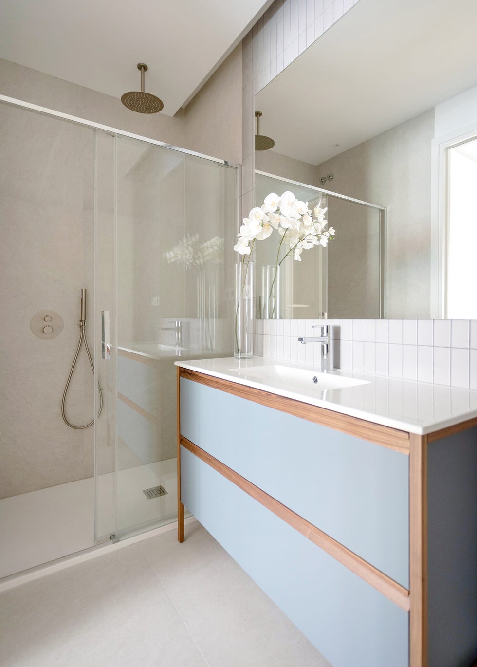 mueble de lavabo de madera con frentes azules