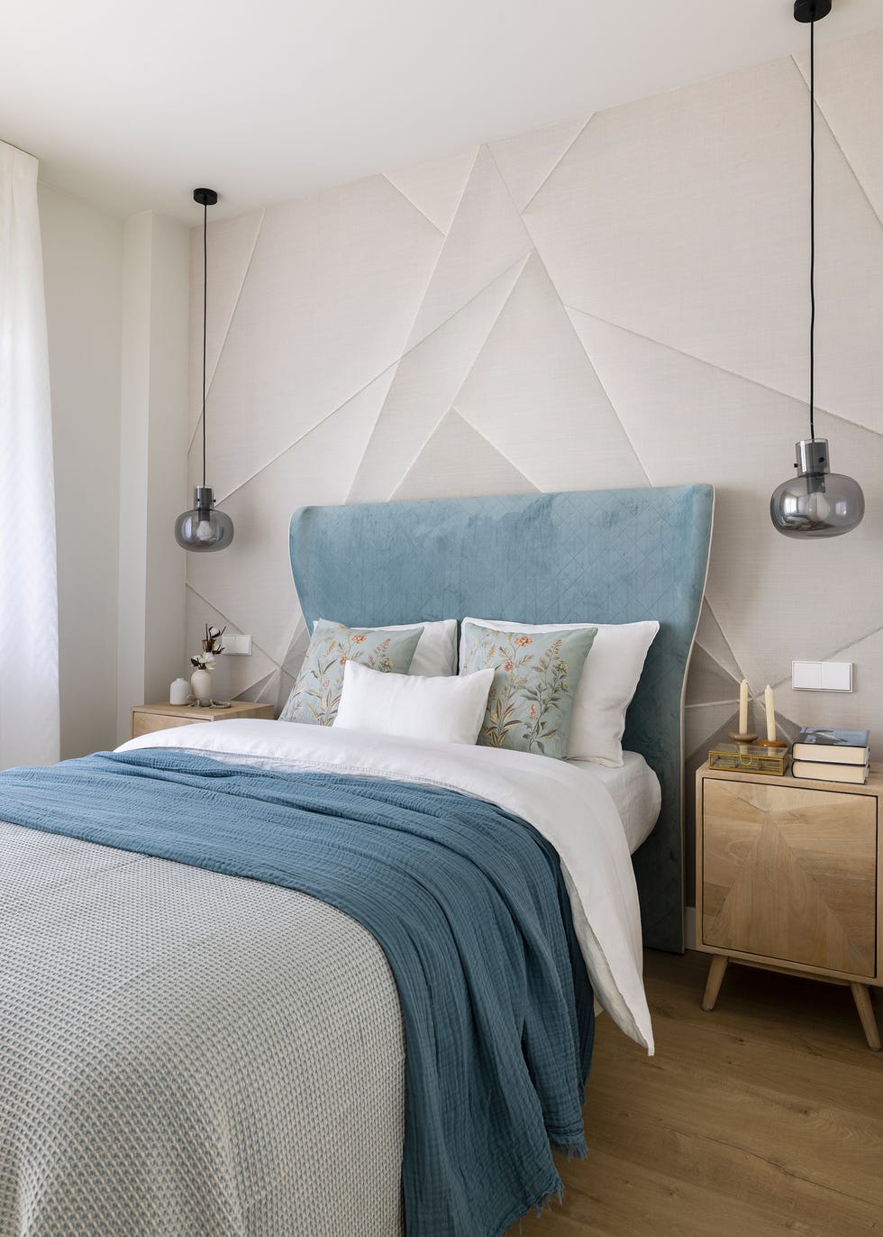 cama con cabecero de terciopelo azul