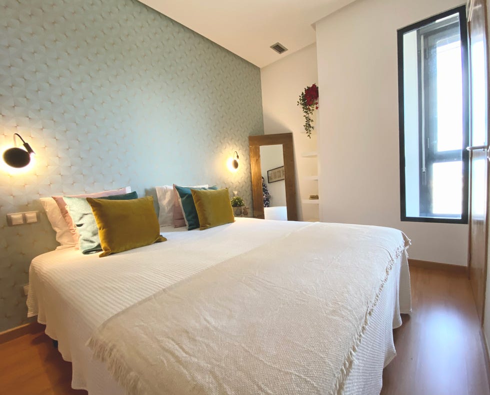 dormitorio chic con papel pintado geométrico en color verde