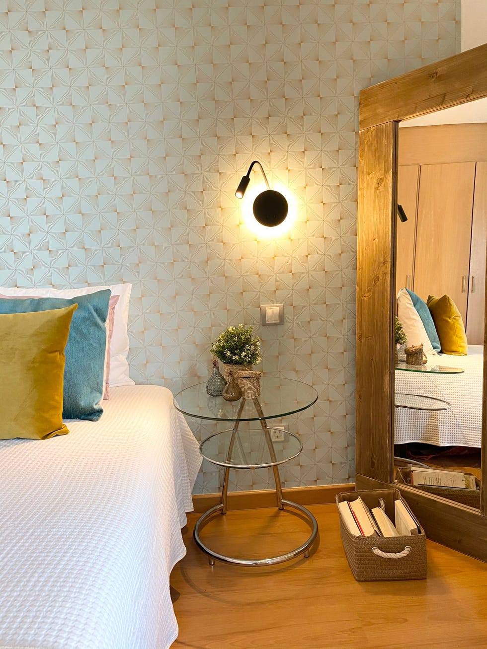 dormitorio chic con papel pintado geométrico en color verde