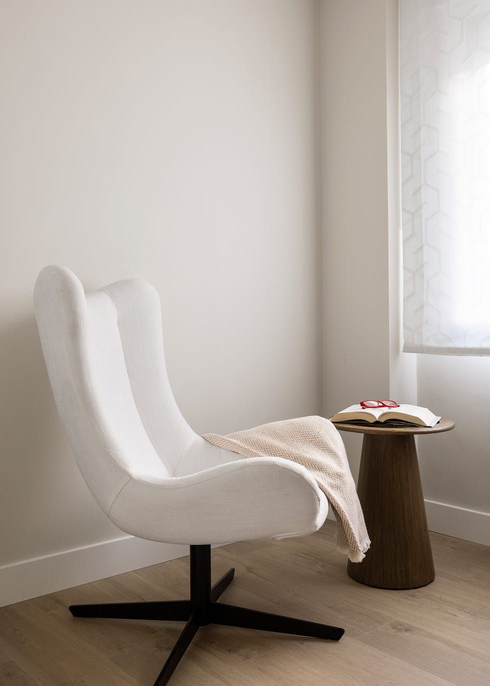 butaca blanca orejera y mesa auxiliar de madera