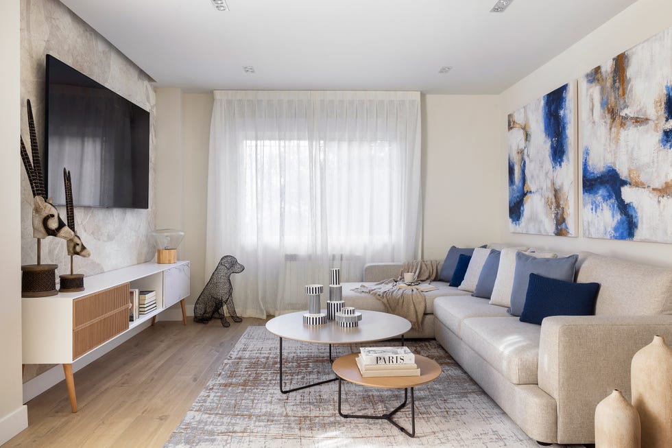 sofá con chaiselongue beige y mesas de centro redondas
