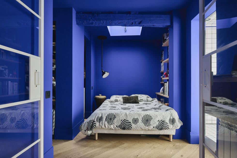 dormitorio moderno con techo y paredes de color azul klein