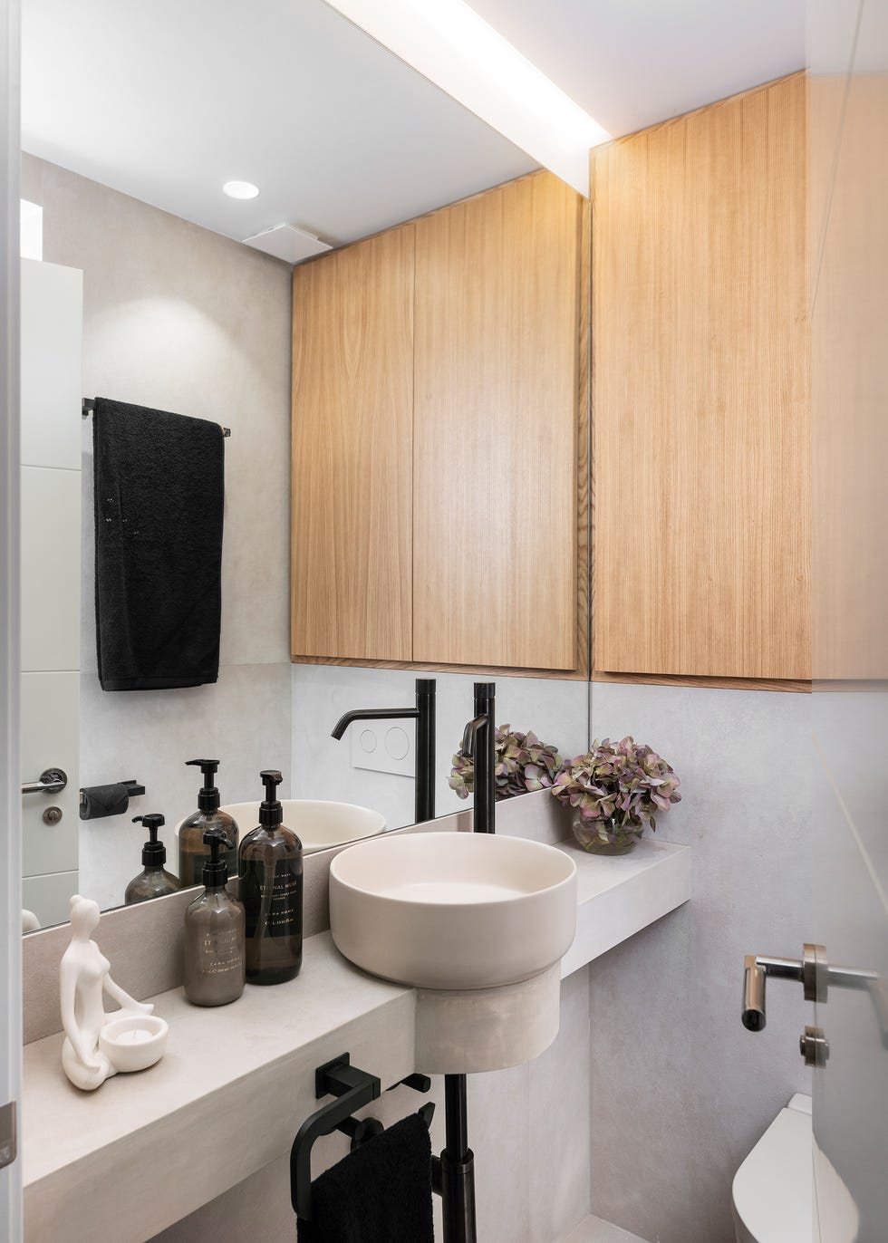 baño con lavabo exento redondo
