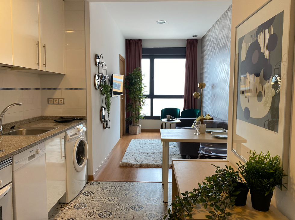cocina abierta al salón blanca con office y suelo de baldosa hidráulica