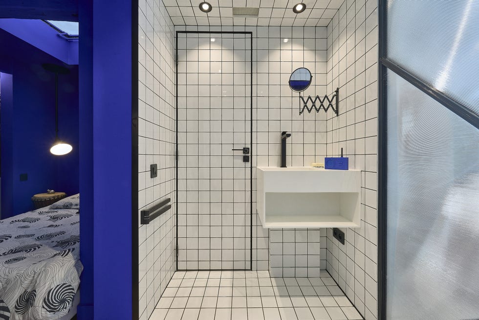 baño con azulejos cuadrados blancos en techo, paredes y suelo