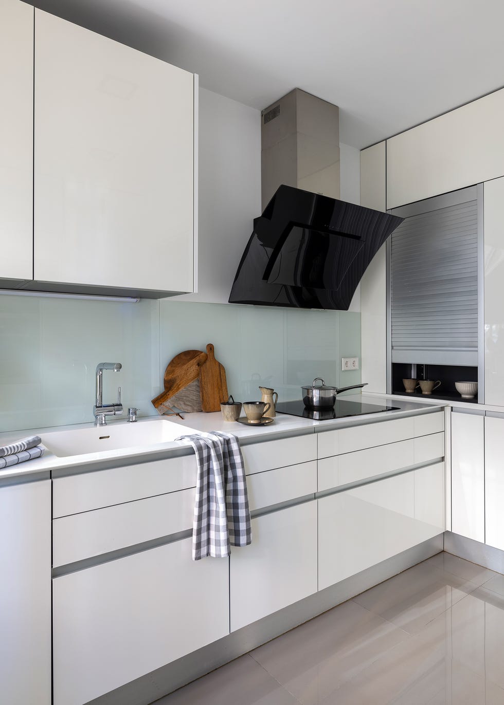 cocina con frentes blancos lacados