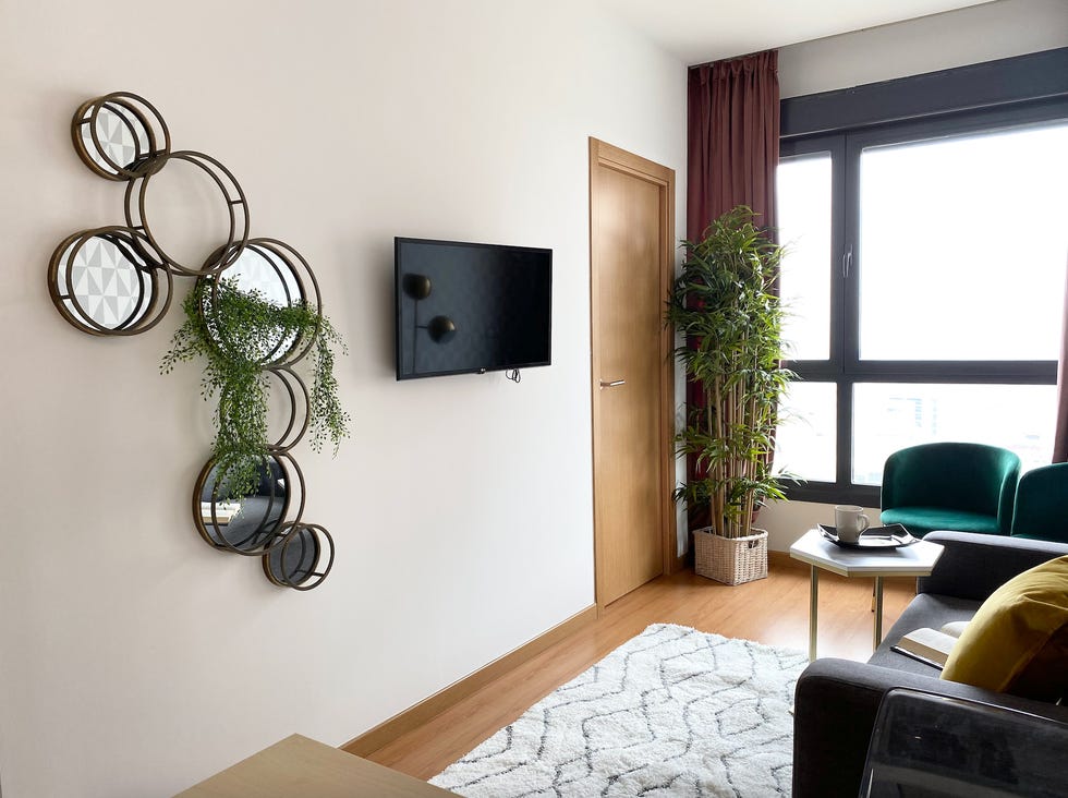 salón con jardín vertical