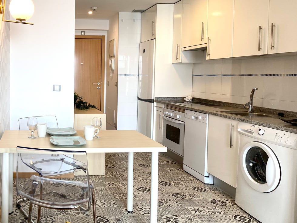 cocina blanca con office y suelo de baldosa hidráulica