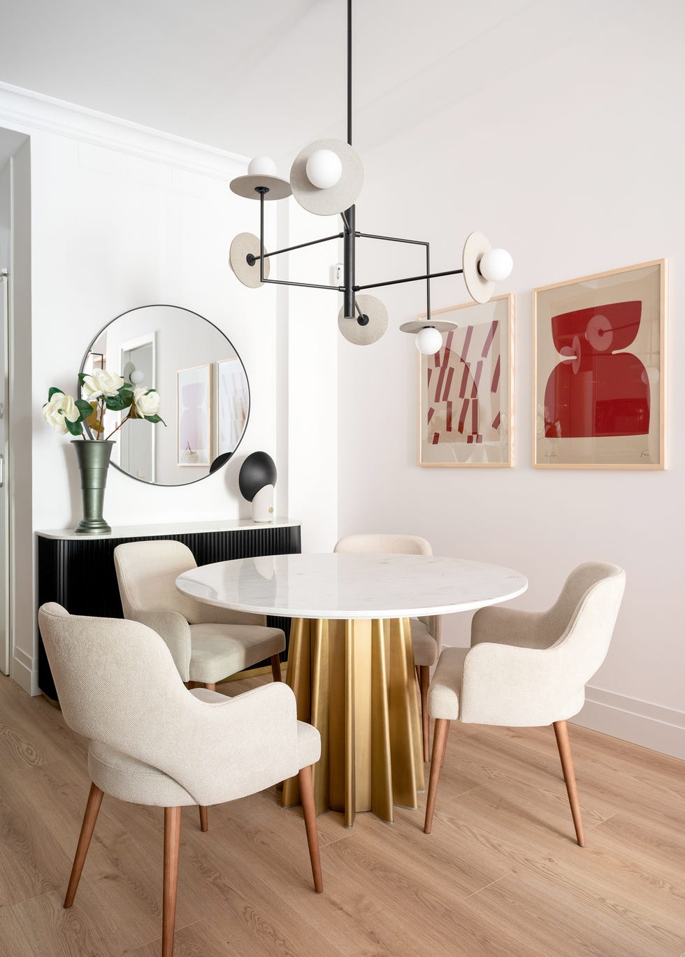 mesa de comedor con sobre de mármol y redondo y sillas tapizadas en beige
